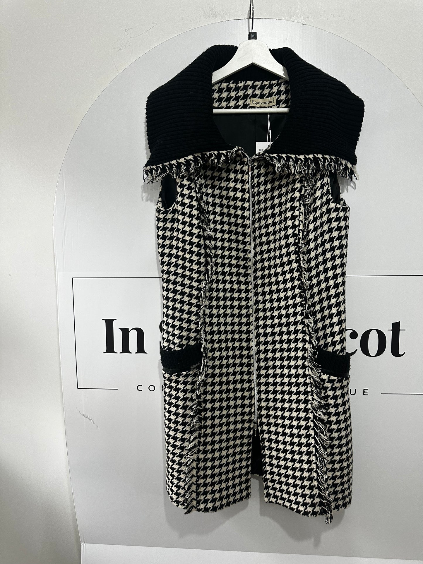 Black and white Equivoque Sleeveless jacket, Medium