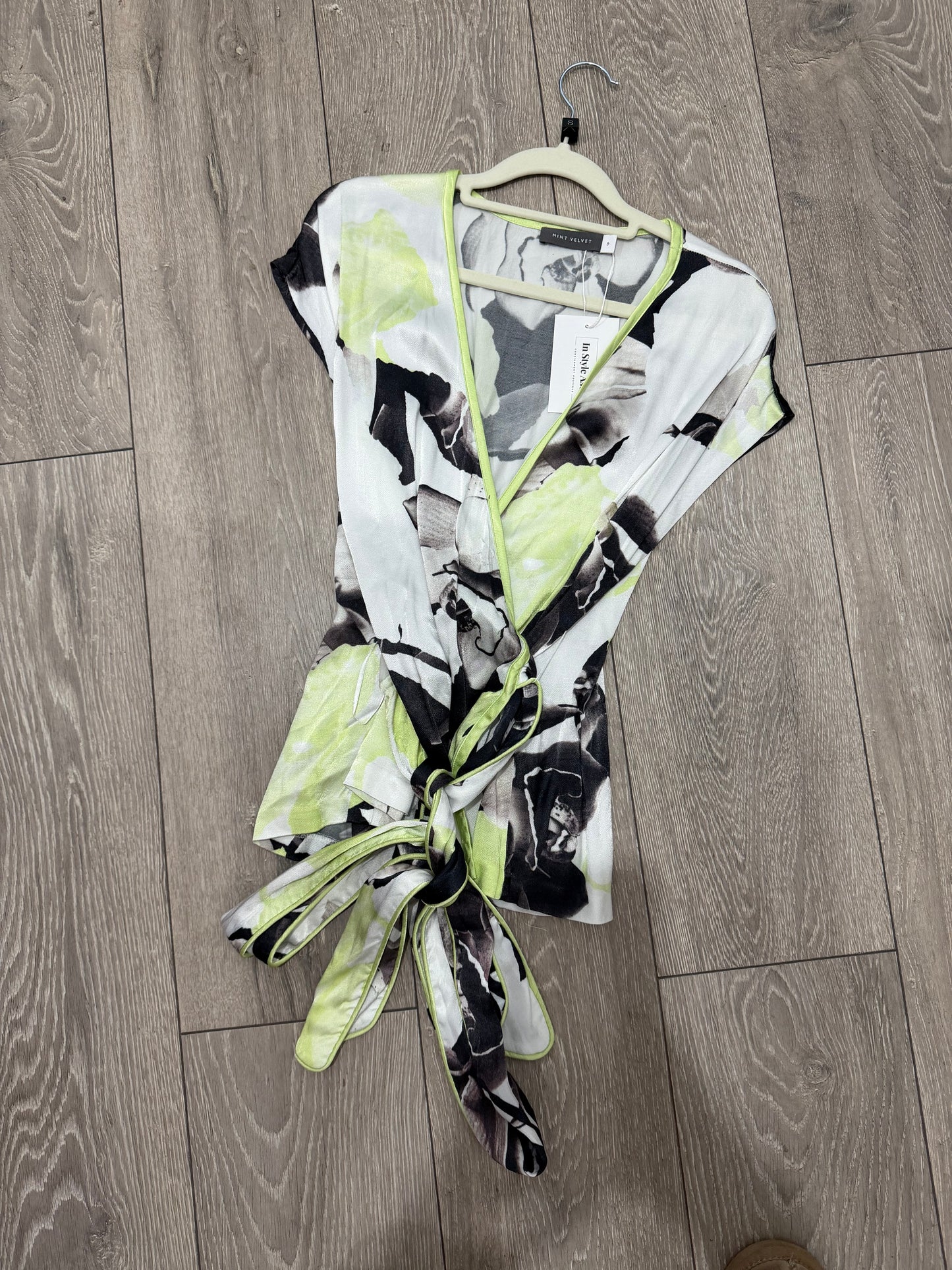 Pre-owned White Floral pattern Mint Velvet Top, Small