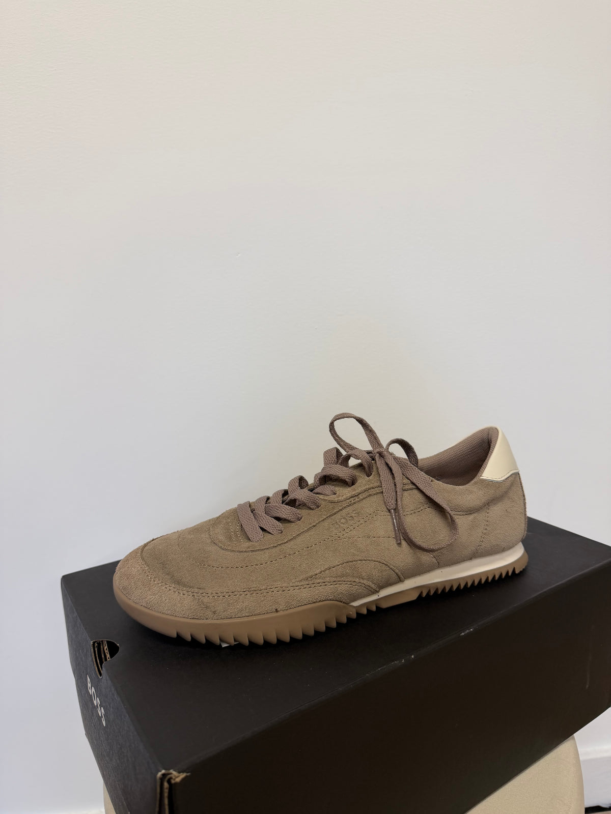 Preloved BOSS Trainers Size 7-40 Brown Suede