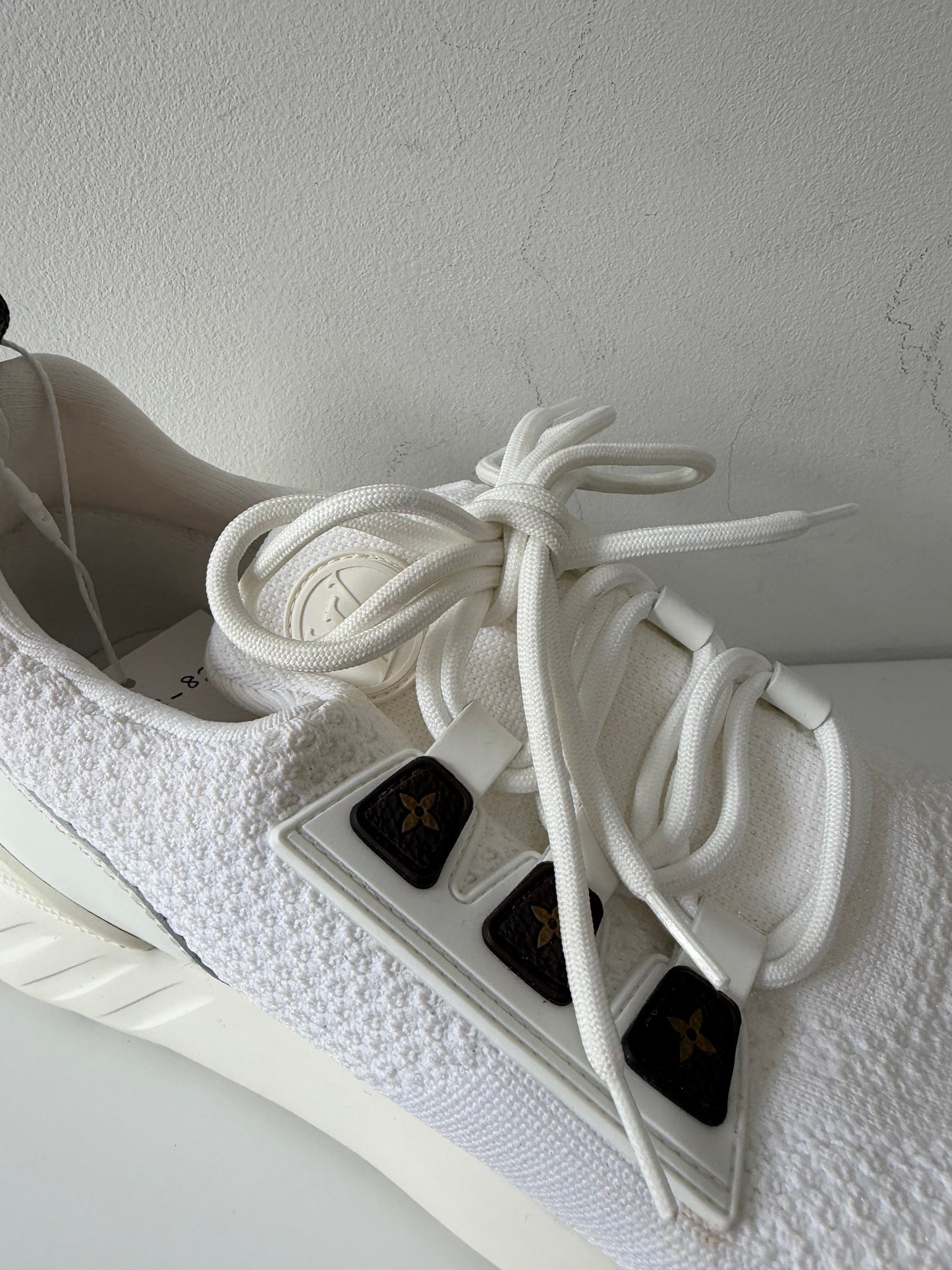 Preloved White Louis Vuitton Trainers, Size 8 (42)