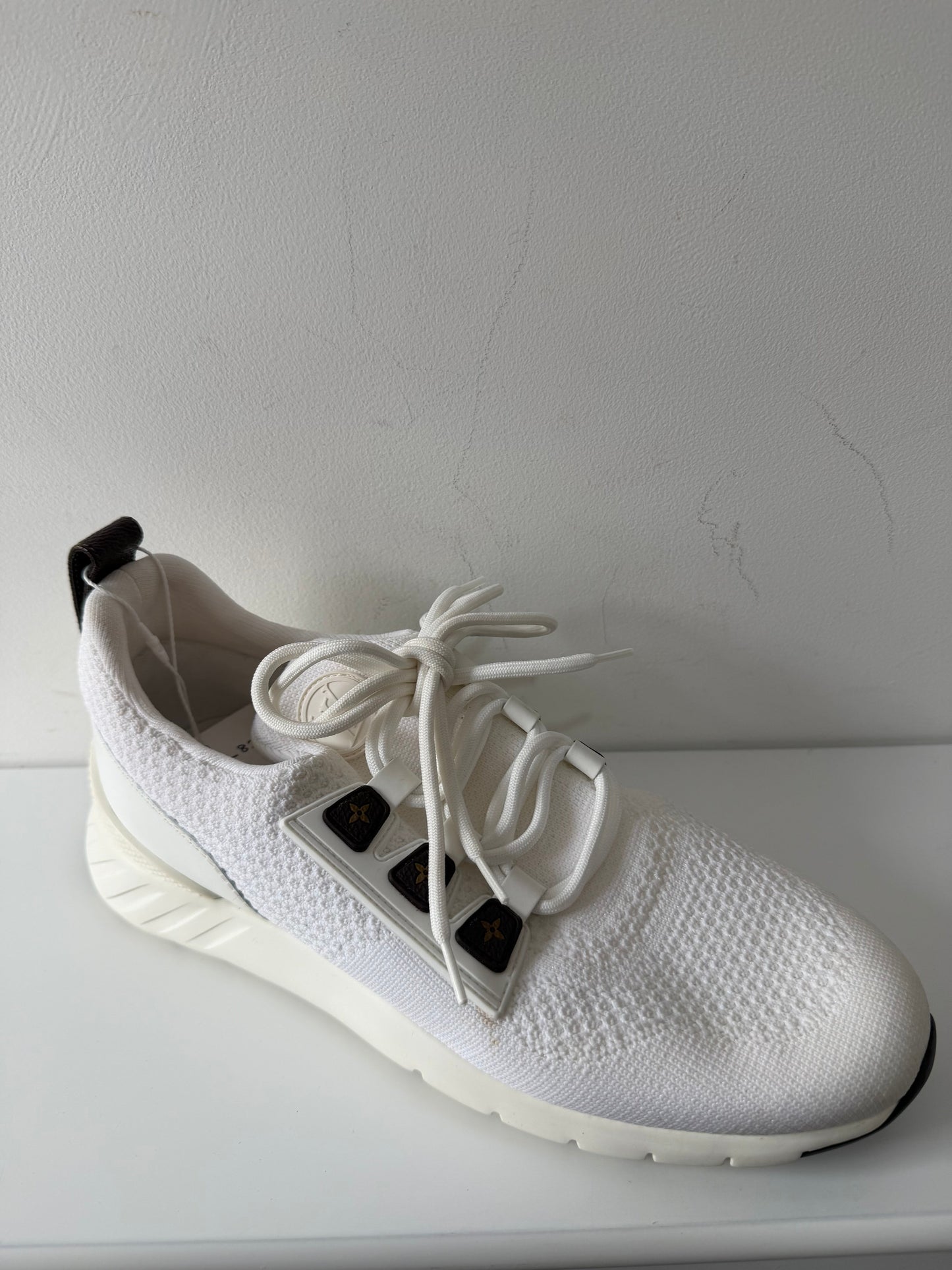 Preloved White Louis Vuitton Trainers, Size 8 (42)