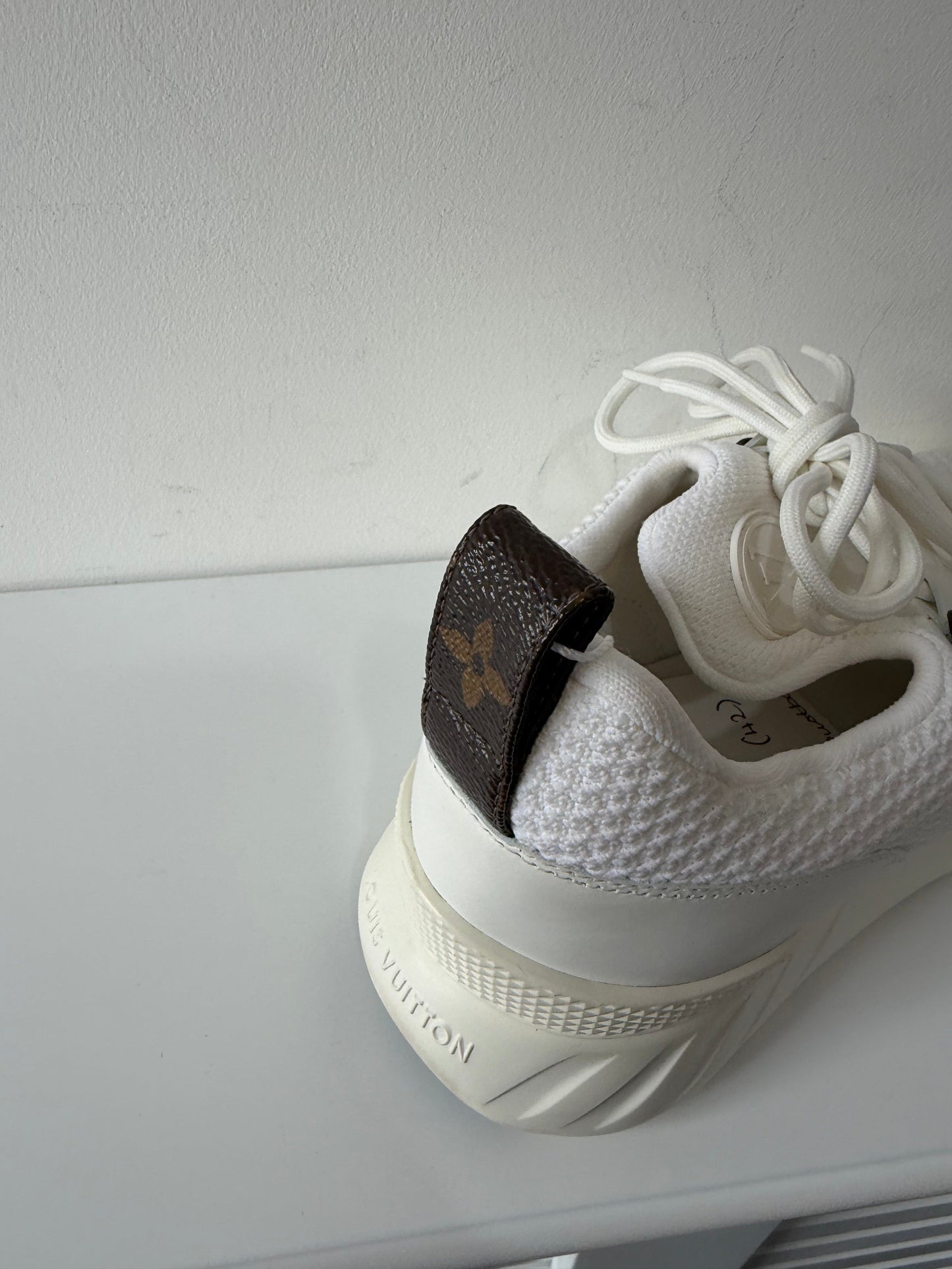 Preloved White Louis Vuitton Trainers, Size 8 (42)