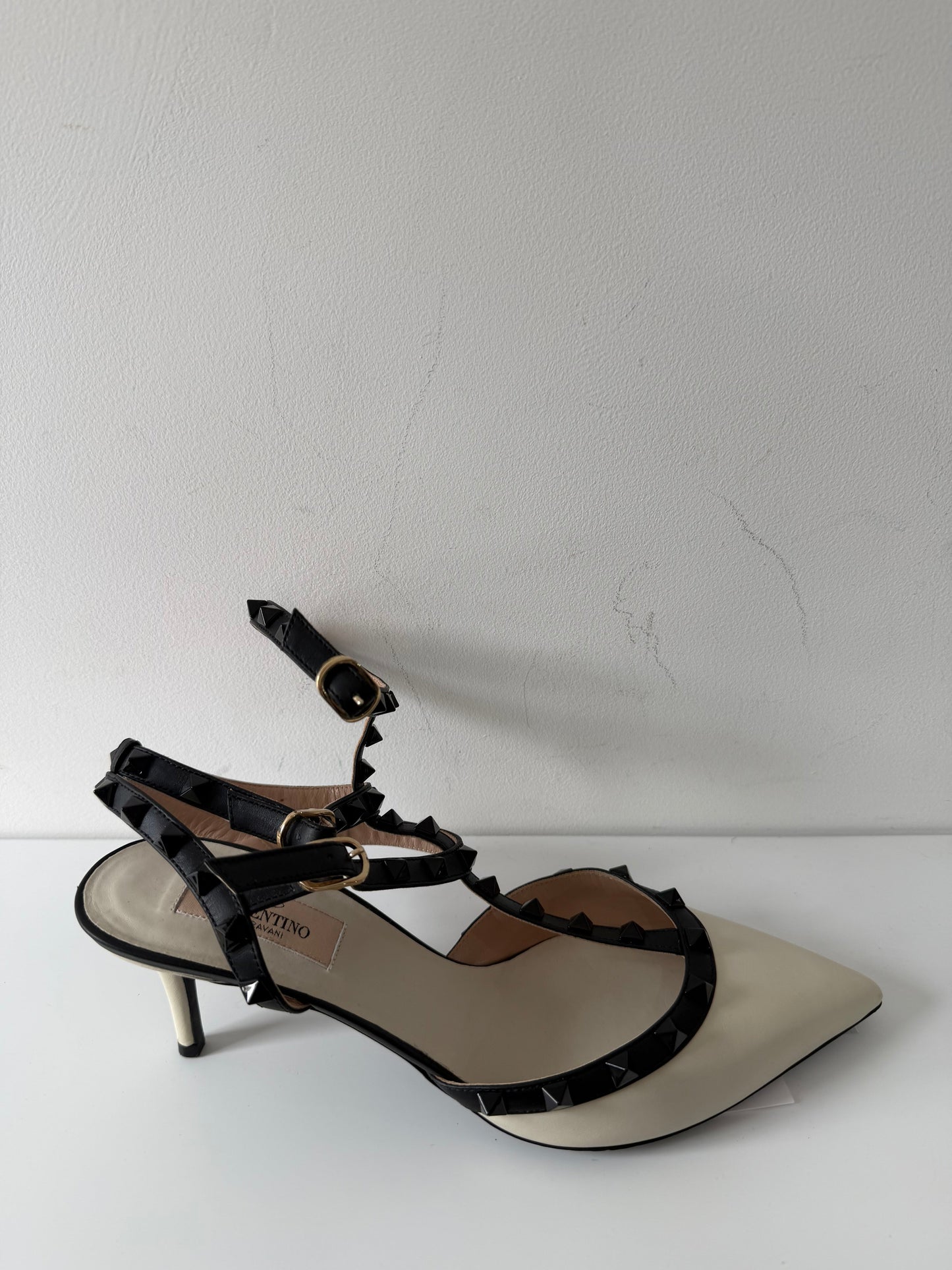 Preloved Cream and Black Valentino Garavani Heels, Size 39.5 (UK 6.5)