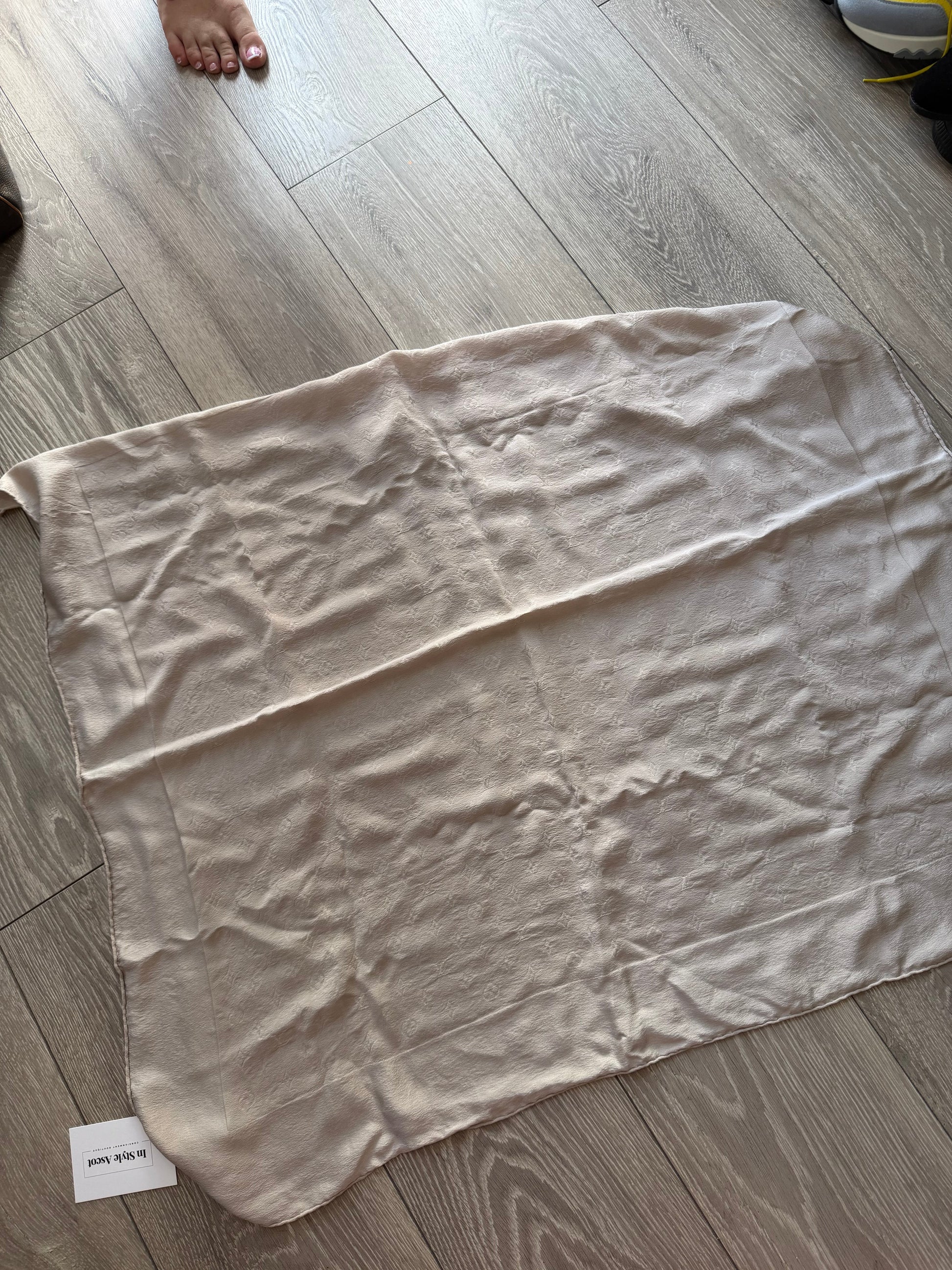 Preloved beige brand new Louis Vuitton Scarf