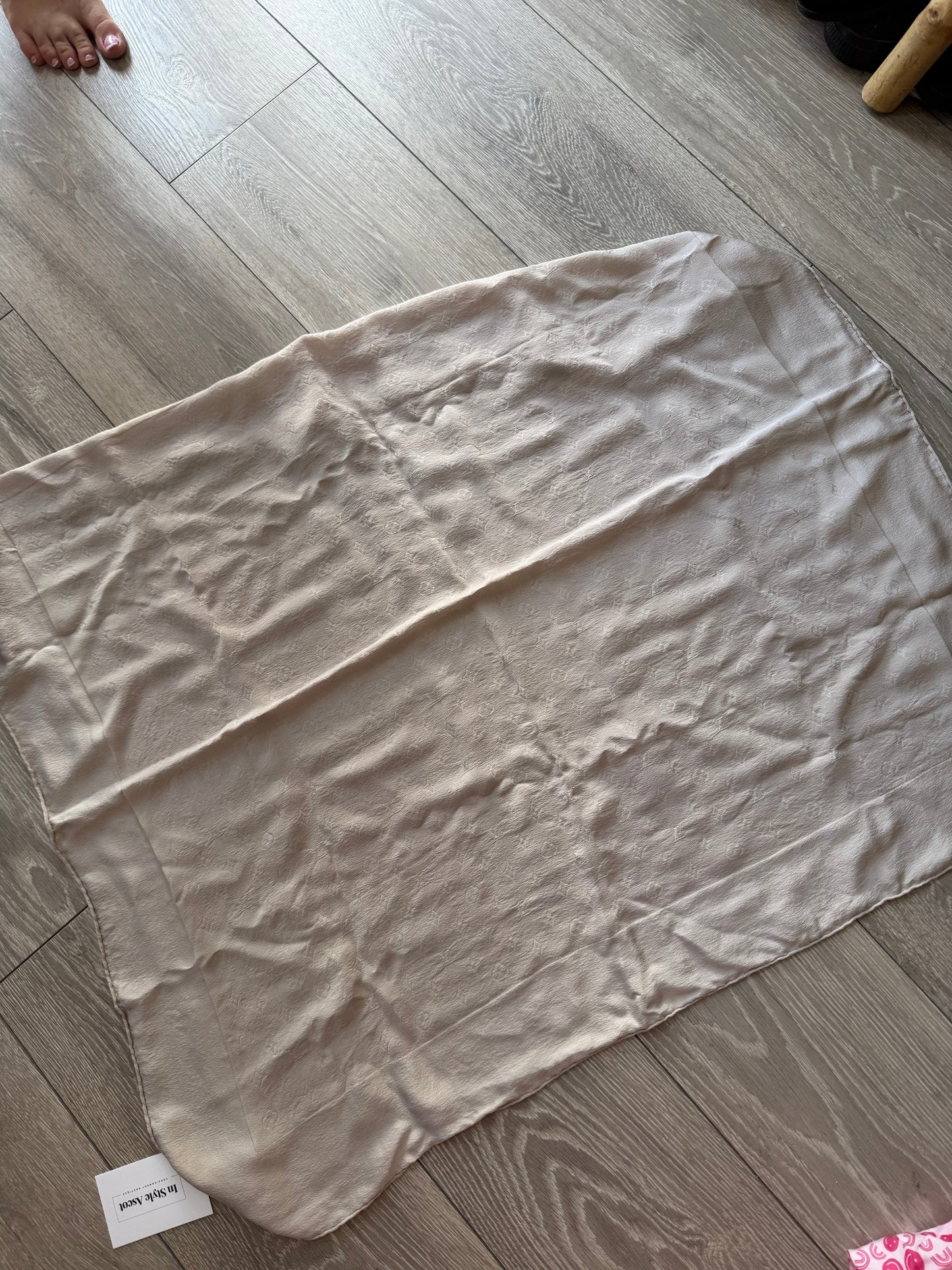 Preloved beige brand new Louis Vuitton Scarf