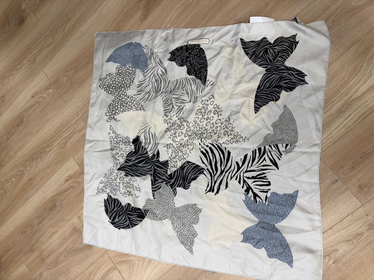 Preloved Salvatore Ferragamo Scarf Grey