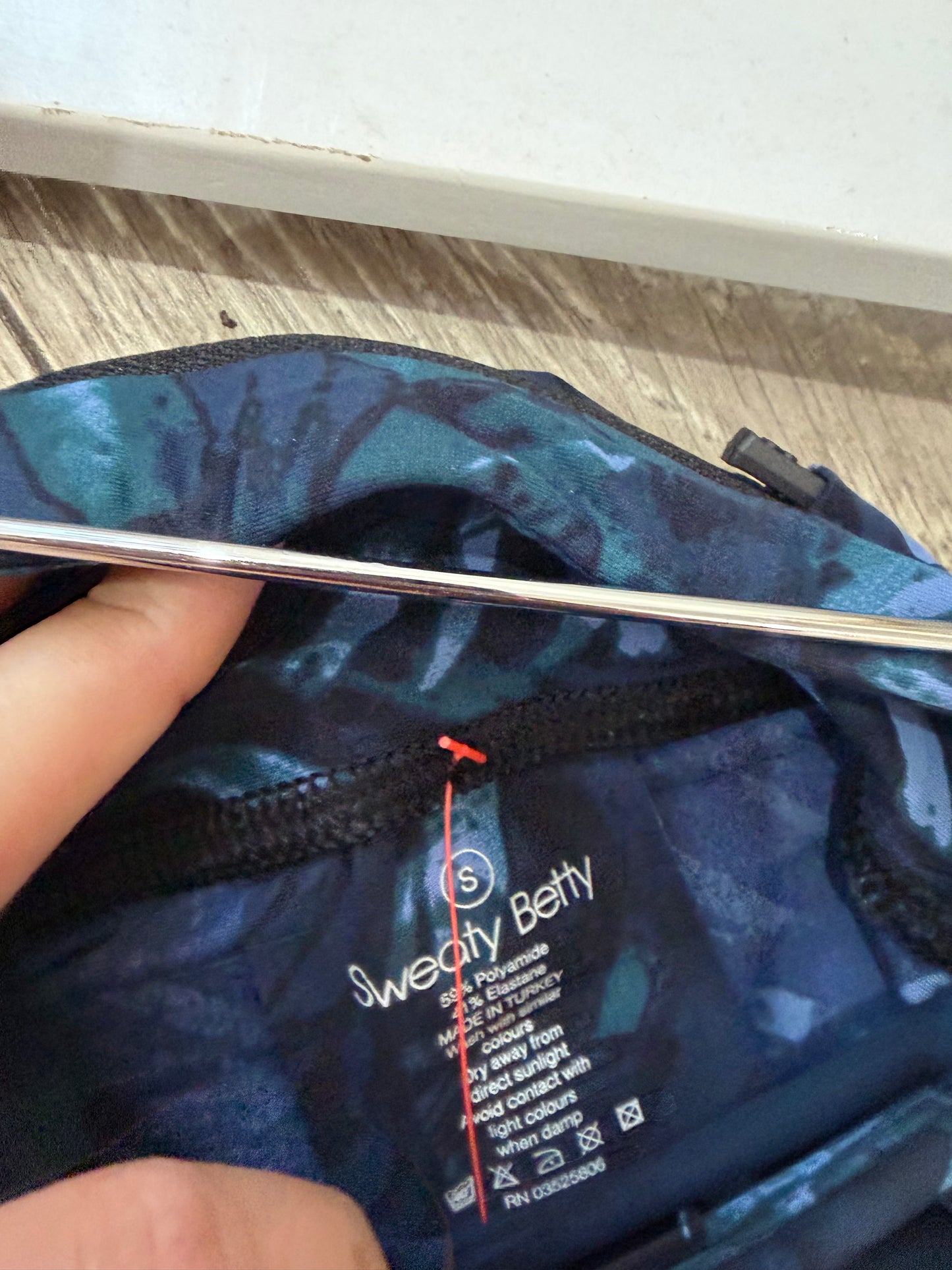 Blue + Teal leaf Pattern Sweaty Betty 3/4 length leggings, Size small