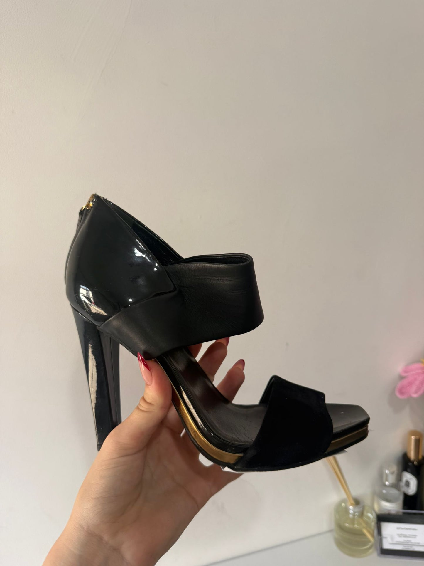 Preowned Black Gucci Heels, Size 6 (39)