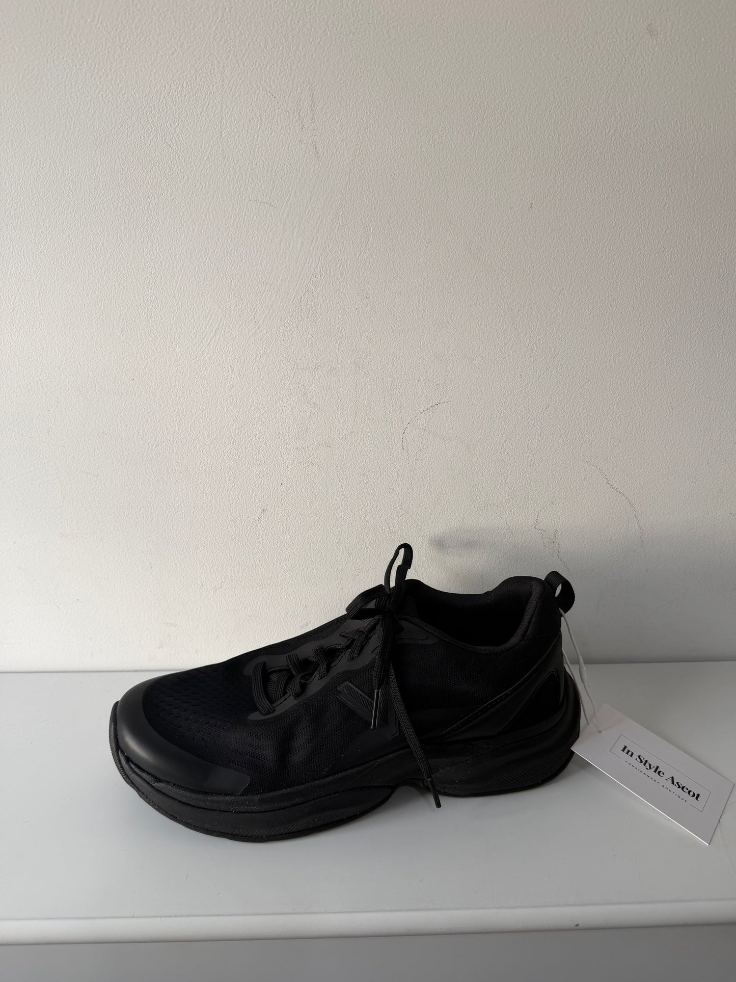 Preloved Vionic Trainers Size 6 Black