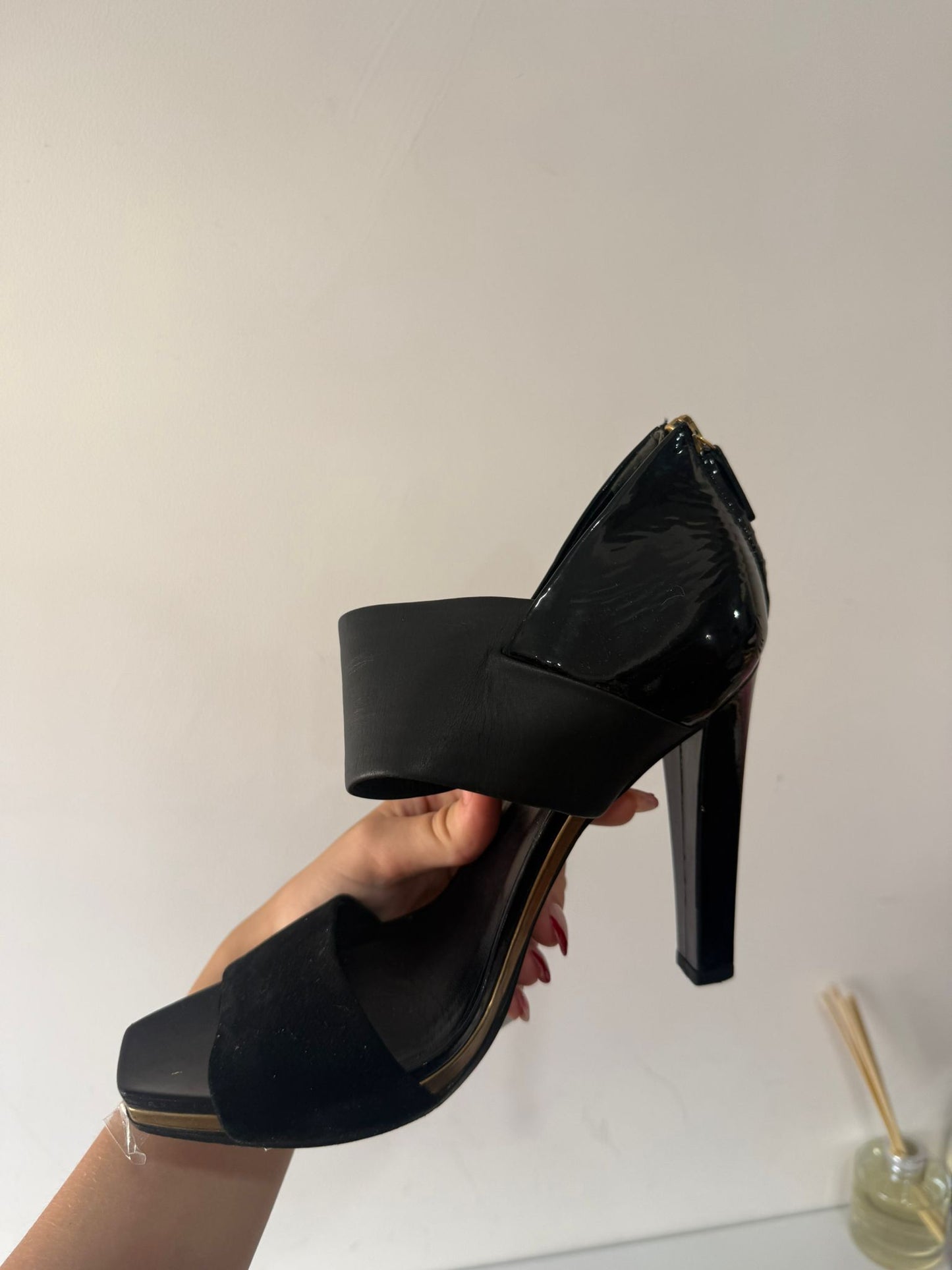 Preowned Black Gucci Heels, Size 6 (39)
