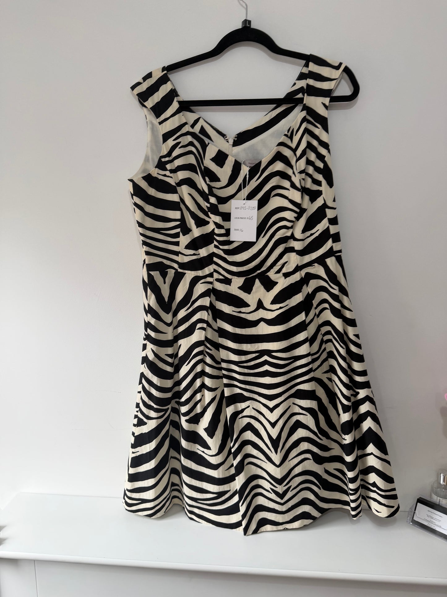 Black &white Pepperbury Dress, Size 16