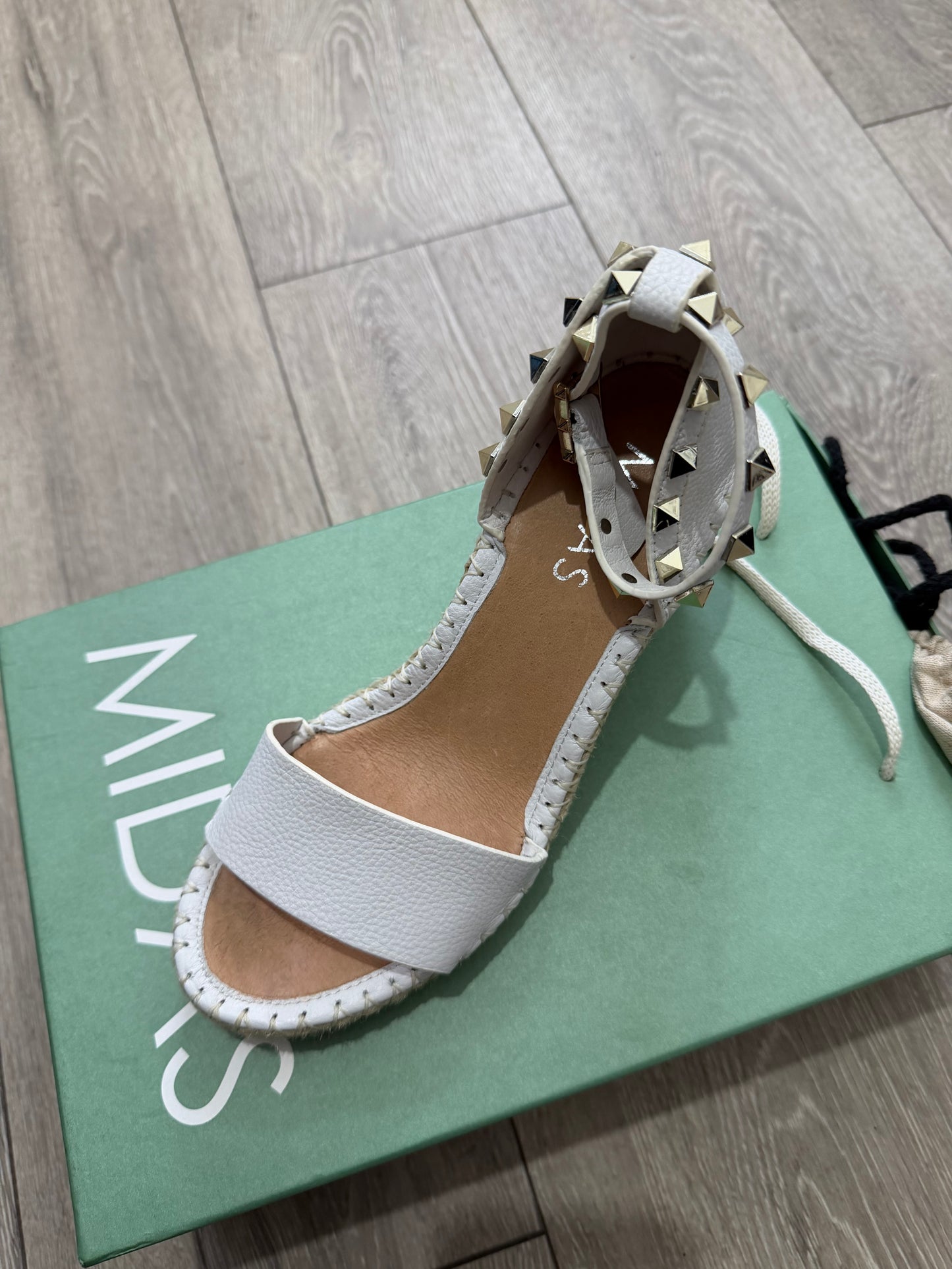 White Midas Wedges, 4