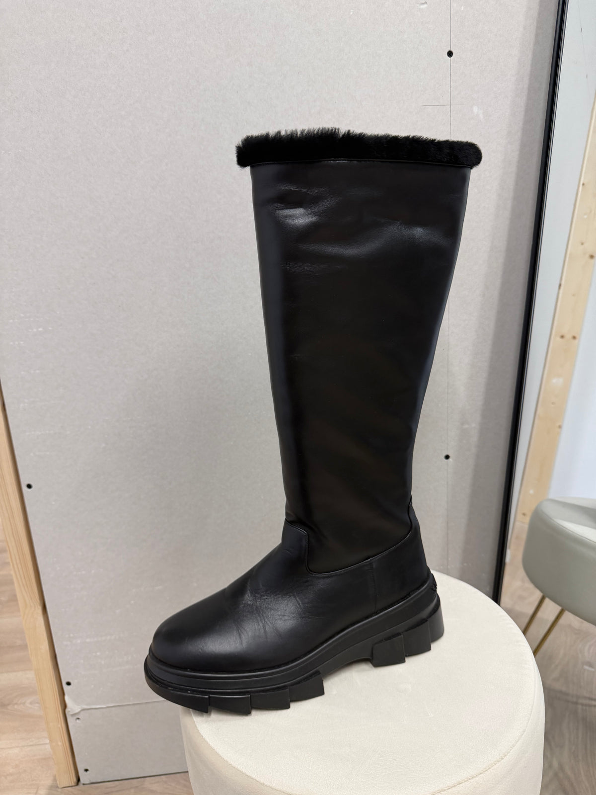 Preloved Stuart Wietzman Knee High Boots Size 7 Black