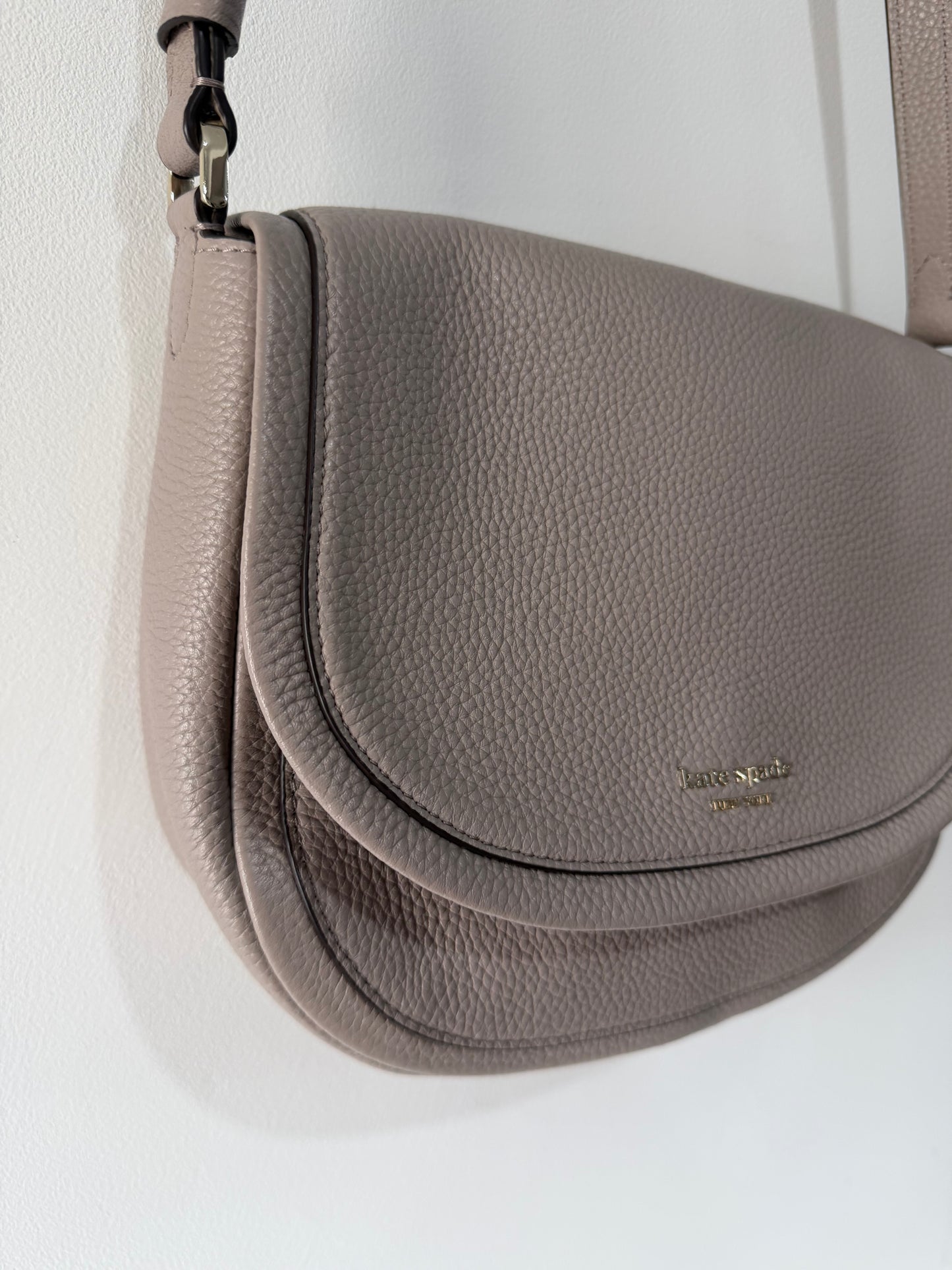 Pre-owned, Taupe/Grey Kate Spade Crossbody Bag, Size Medium