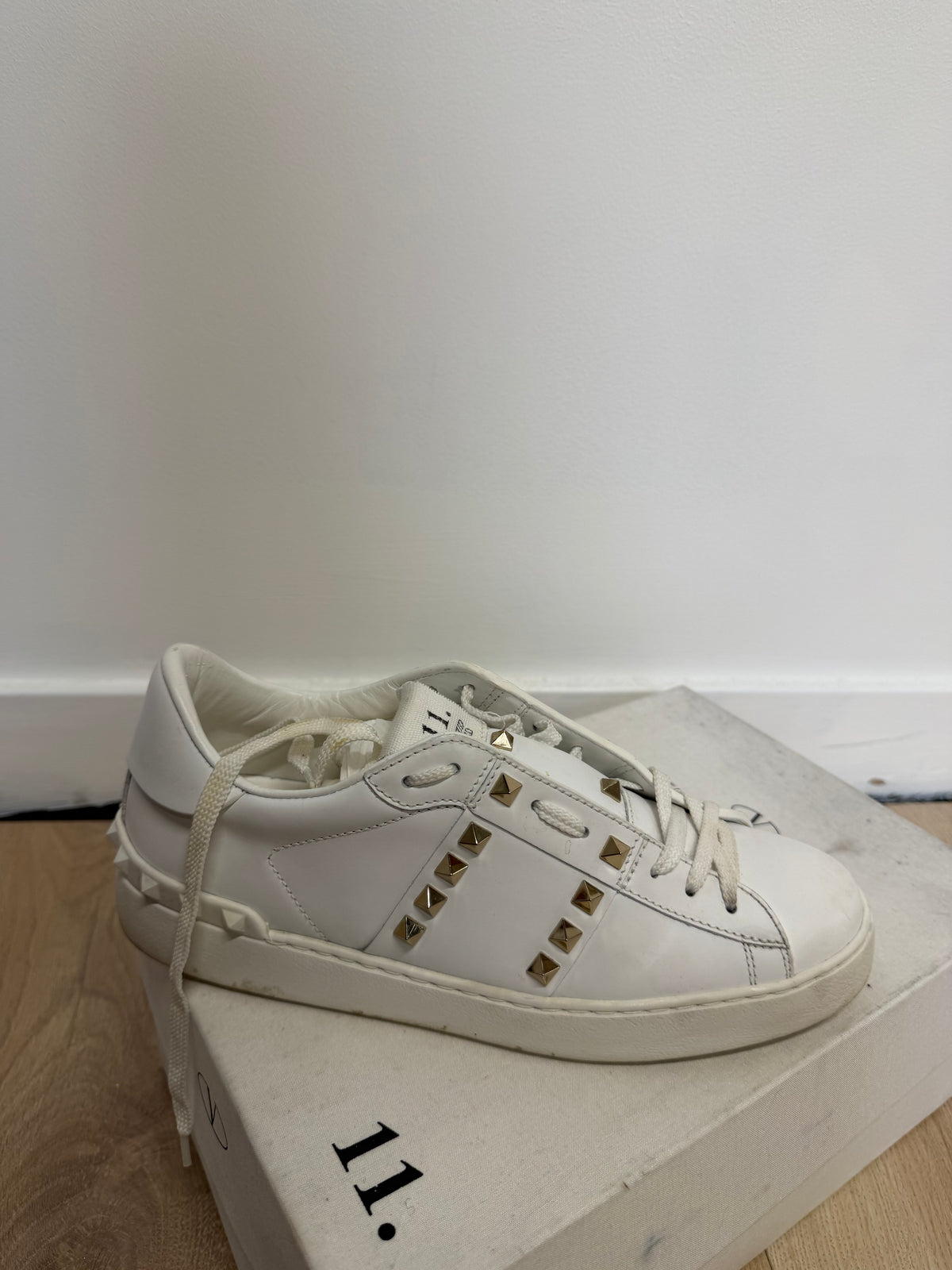 Preloved Valentino Garavani Shoes Size 38.5/39 (5.5/6) White