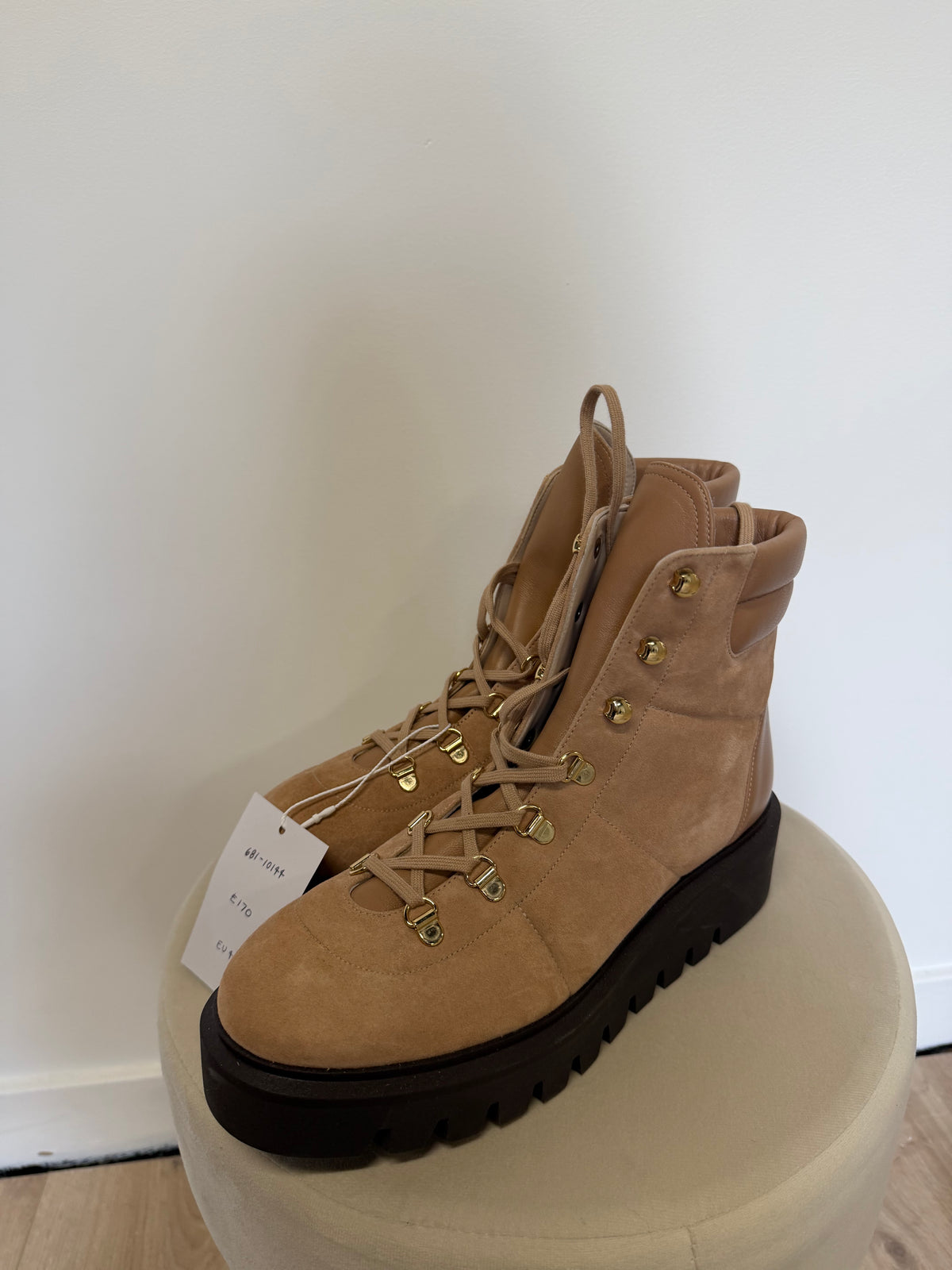 Preloved Stuart Wietzman Boots EU 40 UK 7 Beige
