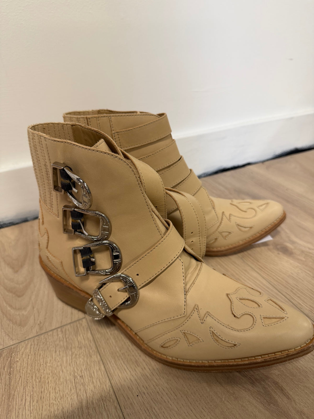 Preloved NEW Toga Western Cowboy Boots Size 5 - 38 Beige and Silver