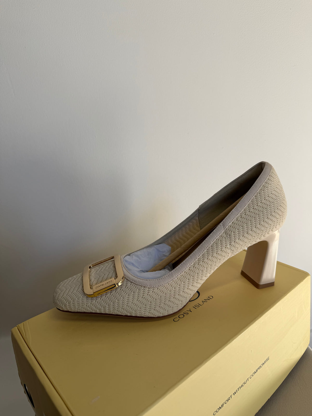 Preloved Cosy Island Heels Size 5.5 Cream