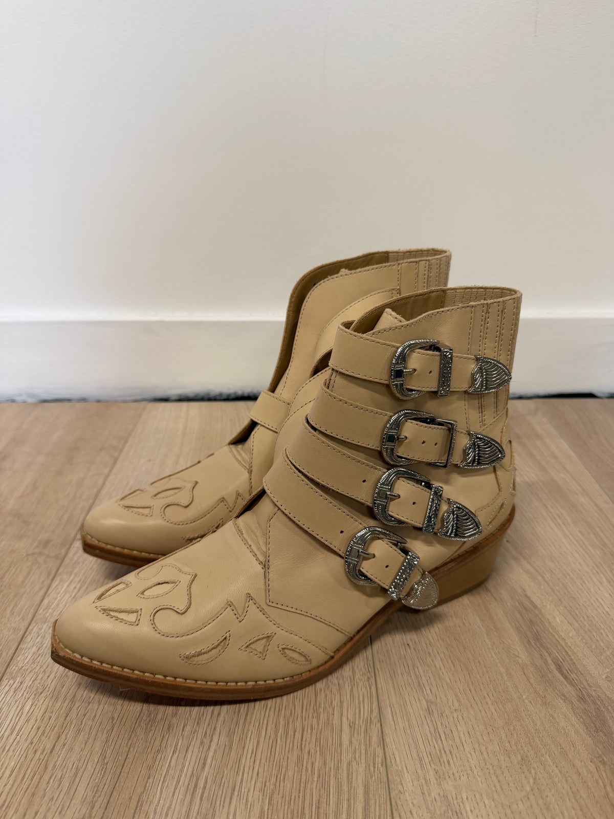 Preloved NEW Toga Western Cowboy Boots Size 5 - 38 Beige and Silver