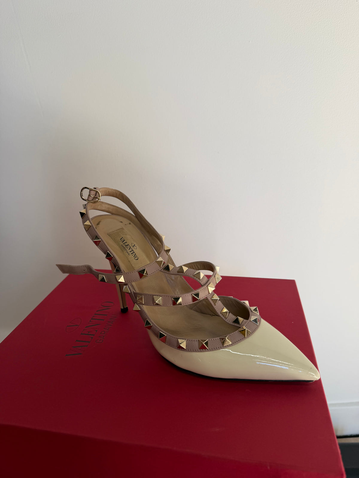 Preloved Valentino Garavani Heels Size 6.5 - 39.5 Cream Rockstud