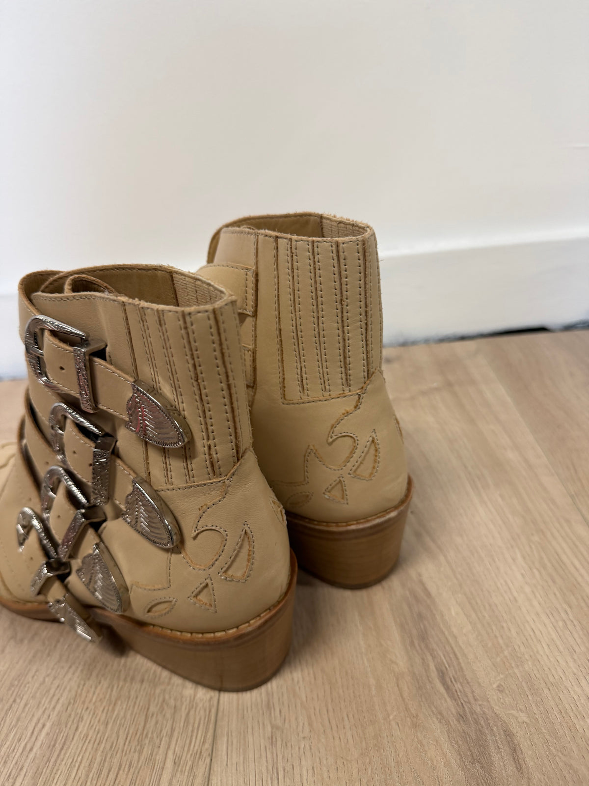 Preloved NEW Toga Western Cowboy Boots Size 5 - 38 Beige and Silver